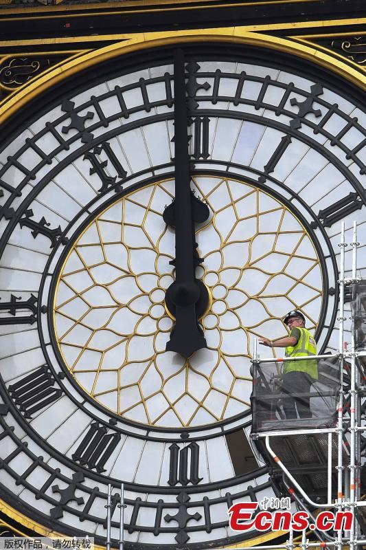 Workers replace glass panes on the clock face of Queen Elizabeth tower, commonly known as Big Ben on the Houses of Parliament, in central London, Britain July 11, 2018. (Photo/Agencies)