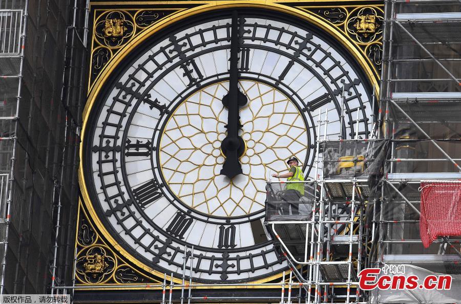 Workers replace glass panes on the clock face of Queen Elizabeth tower, commonly known as Big Ben on the Houses of Parliament, in central London, Britain July 11, 2018. (Photo/Agencies)