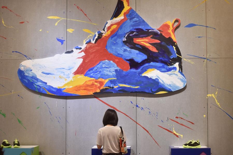 A potential client studies Anta sneakers during an annual expo for the shoes and sports industry in Jinjiang, Fujian Province on April 18, 2017. (Photo/Xinhua)
Angus Wardlaw from Edinburgh, United Kingdom, who has worked with Anta for about six months as head of innovation, said he frequently travels on business. He meets with producers of world-leading materials for sporting goods and equipment and with university research teams to discuss innovative developments. Perceptions are changing quickly about made-in-China brands, particularly about Anta, which is the world\'s third-biggest sportswear company by market value, Chen said.
\