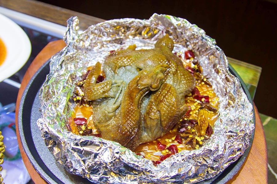 A Man Han Quan Xi, or Complete Manchu-Han Banquet, made completely of exquisitely carved jades was displayed in Kunming, SW China\'s Yunnan Province. Fish head with diced chili peppers, braised pork, steamed lobsters and dumplings made of stones, all household dishes in China, were tantalizing enough to stimulate the appetite of visitors. Sculpture master Zou Wantong spent more than a decade to create this set of carved artwork. (Photo/China Daily)