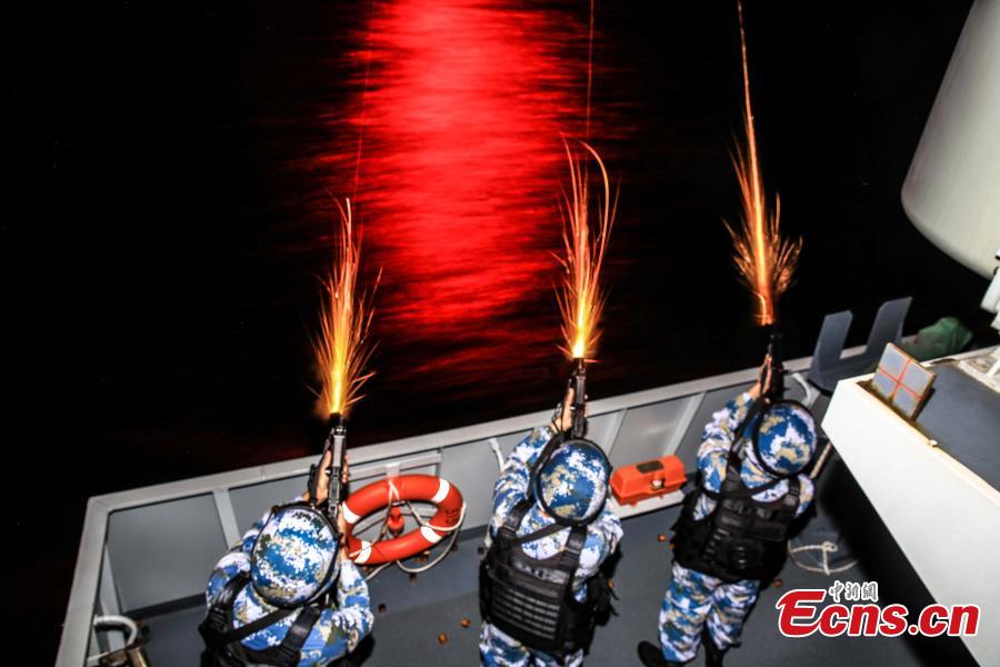 Chinese soldiers train on the Binzhou frigate, the commanding ship of China\'s 29th naval escort fleet for anti-piracy missions in the Gulf of Aden and Somali waters. The training included shooting practice and abseiling from a helicopter. (Photo: China News Service/Jin Hang)