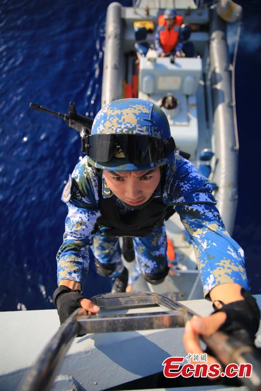 Chinese soldiers train on the Binzhou frigate, the commanding ship of China\'s 29th naval escort fleet for anti-piracy missions in the Gulf of Aden and Somali waters. The training included shooting practice and abseiling from a helicopter. (Photo: China News Service/Jin Hang)