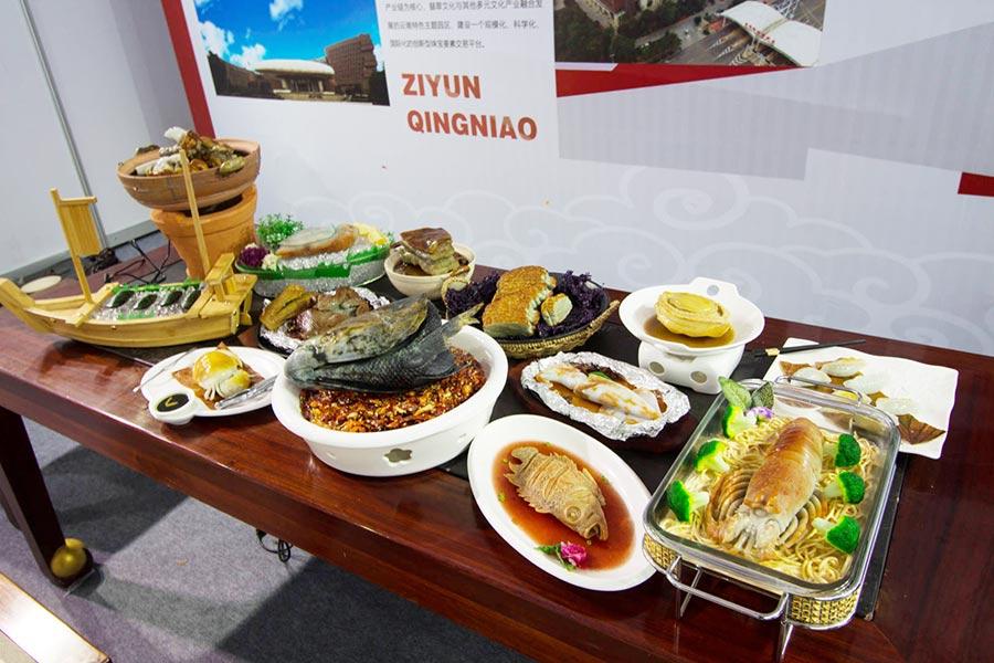A Man Han Quan Xi, or Complete Manchu-Han Banquet, made completely of exquisitely carved jades was displayed in Kunming, SW China\'s Yunnan Province. Fish head with diced chili peppers, braised pork, steamed lobsters and dumplings made of stones, all household dishes in China, were tantalizing enough to stimulate the appetite of visitors. Sculpture master Zou Wantong spent more than a decade to create this set of carved artwork. (Photo/China Daily)