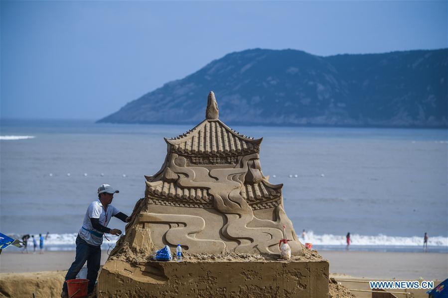 A sand sculptor prepares a piece of work for the upcoming 2018 Zhoushan International Sand Sculpture Festival in Zhoushan, east China\'s Zhejiang Province, July 12, 2018. The works of over 30 sand sculptors worldwide will be officially made available to public visitors on July 21. (Xinhua/Xu Yu)
