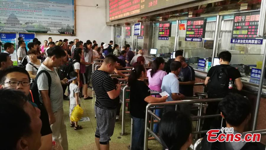 Railway passengers wait to get a refund in Xi’an City, Northwest China’s Shaanxi Province, July 13, 2018, after the Baoji-Chengdu railway line was cut off due to landslide in Lueyang County, Northwest China’s Gansu Province. Local railway authorities have mobilized thousands of people to resume train operations. (Photo provided to China News Service)