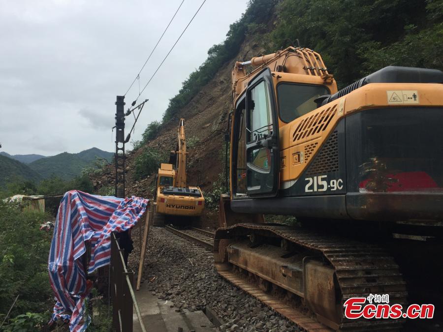 Rescuers work to clean up a landslide that cut off the Baoji-Chengdu railway line in Lueyang County, Northwest China’s Gansu Province, July 13, 2018 after continuous heavy rain. Local railway authorities have mobilized thousands of people to resume train operations. (Photo provided to China News Service)