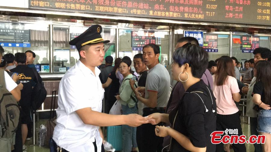 Railway passengers wait to get a refund in Xi’an City, Northwest China’s Shaanxi Province, July 13, 2018, after the Baoji-Chengdu railway line was cut off due to landslide in Lueyang County, Northwest China’s Gansu Province. Local railway authorities have mobilized thousands of people to resume train operations. (Photo provided to China News Service)
