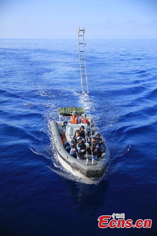 Chinese soldiers train on the Binzhou frigate, the commanding ship of China\'s 29th naval escort fleet for anti-piracy missions in the Gulf of Aden and Somali waters. The training included shooting practice and abseiling from a helicopter. (Photo: China News Service/Jin Hang)