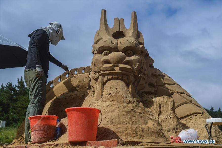 A sand sculptor prepares a piece of work for the upcoming 2018 Zhoushan International Sand Sculpture Festival in Zhoushan, east China\'s Zhejiang Province, July 12, 2018. The works of over 30 sand sculptors worldwide will be officially made available to public visitors on July 21. (Xinhua/Xu Yu)