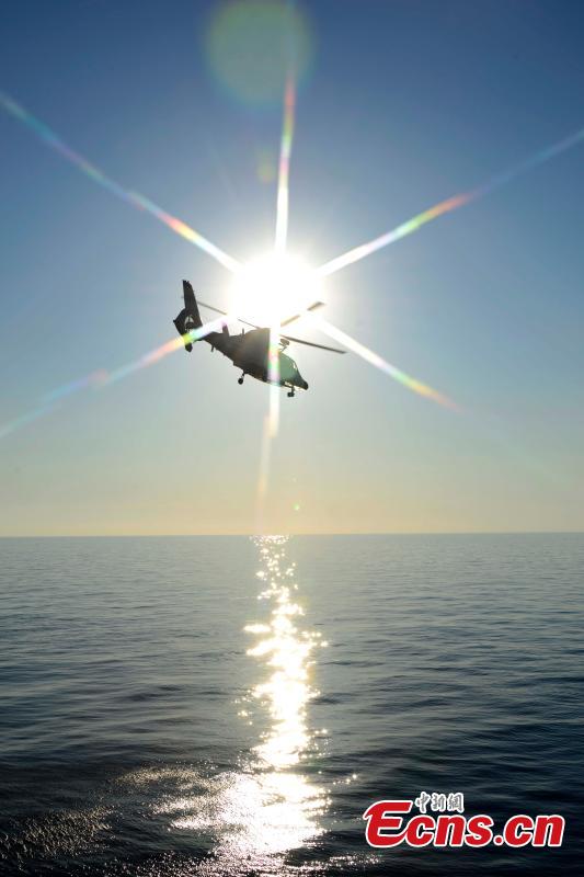 Chinese soldiers train on the Binzhou frigate, the commanding ship of China\'s 29th naval escort fleet for anti-piracy missions in the Gulf of Aden and Somali waters. The training included shooting practice and abseiling from a helicopter. (Photo: China News Service/Jin Hang)