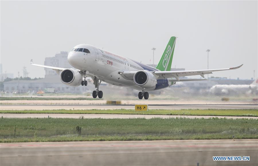 The No.102 C919 plane takes off at Pudong Airport in Shanghai, east China, July 12, 2018. After its first long-distance flight from the final assembly line in Shanghai, the plane landed at Dongying Shengli Airport in east China\'s Shandong Province. China\'s C919 large passenger plane project has entered into a new major phase with intensive flight tests in multiple sites around the country. (Xinhua/Ding Ting)