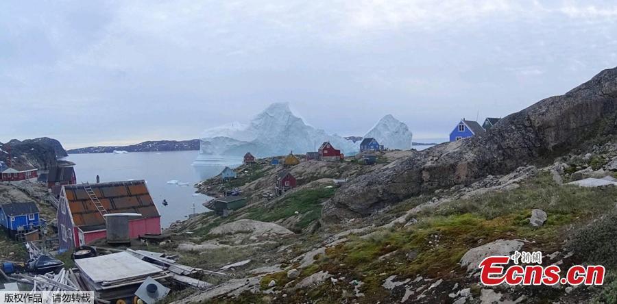 Photo taken on July 12, 2018 shows an iceberg floats near the Innaarsuit settlement, Greenland. (Photo/Agencies)