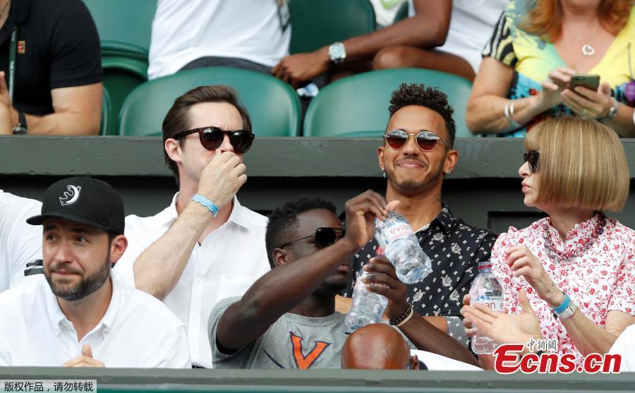 Lewis Hamilton, Anna Wintour and Alexis Ohanian watch Serena Williams of the U.S. play the women\'s singles final against Germany\'s Angelique Kerber, at the Wimbledon Tennis Championships, in London, Britain, July 14, 2018. (Photo/Agencies)