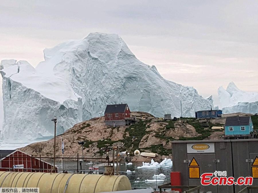 Photo taken on July 12, 2018 shows an iceberg floats near the Innaarsuit settlement, Greenland. (Photo/Agencies)