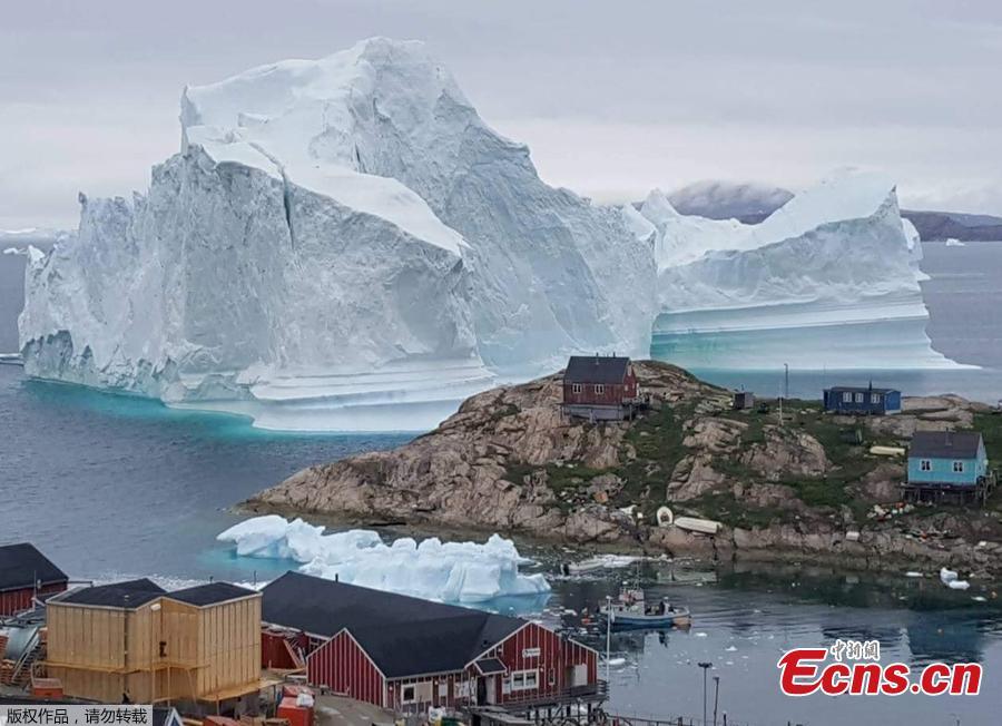 Photo taken on July 10, 2018 shows an iceberg floats near the Innaarsuit settlement, Greenland. (Photo/Agencies)