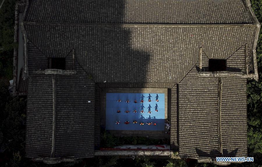 Aerial photo taken on July 14, 2018 shows children practising martial arts at Wenzhou Wushu Museum in Wenzhou, east China\'s Zhejiang Province. More than 120 children visited the museum on Sunday to learn about martial arts. (Xinhua/Su Qiaojiang)