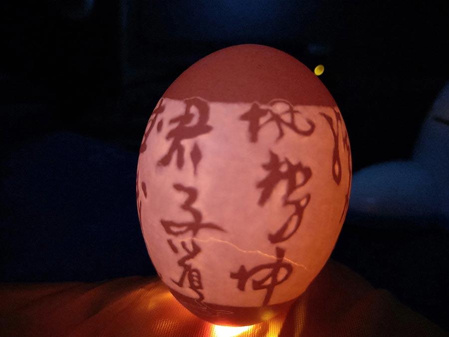 Attracted by pictures of egg carvings on the internet, he fell in love with the art and began to study it in 2010. (Photo by Yao Daojun/for chinadaily.com.cn)