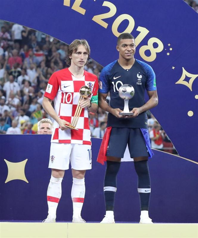 Luka Modric (L) of Croatia and Kylian Mbappe of France pose for photos at the awarding ceremony after the 2018 FIFA World Cup final match between France and Croatia in Moscow, Russia, July 15, 2018. France defeated Croatia 4-2 and claimed the title. (Xinhua/Cao Can)