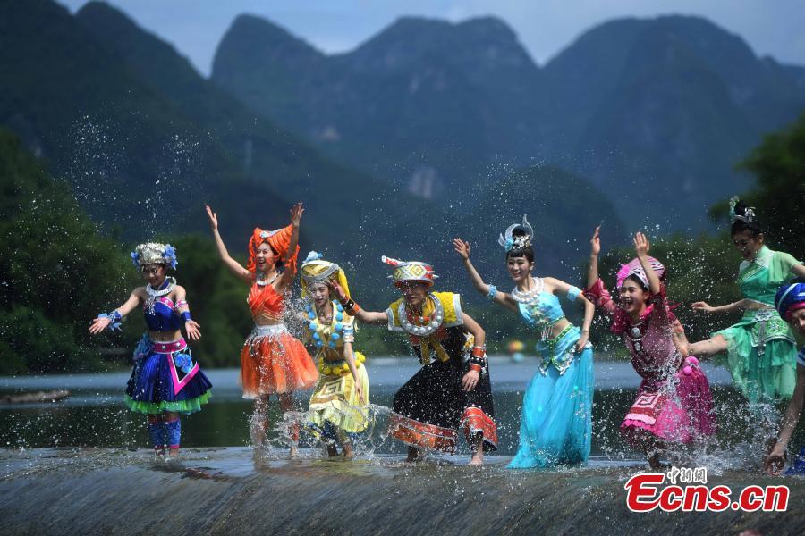Performers rehearse for a show on the Lijiang River in Guilin City, South China’s Guangxi Zhuang Autonomous Region, July 15, 2018. (Photo: China News Service/Chen Chao)