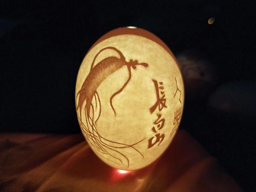 An egg carving made by Tai Xinchu, a villager from Mingyue town of Antu county in Northeast China\'s Jilin Province. (Photo by Yao Daojun/for chinadaily.com.cn)