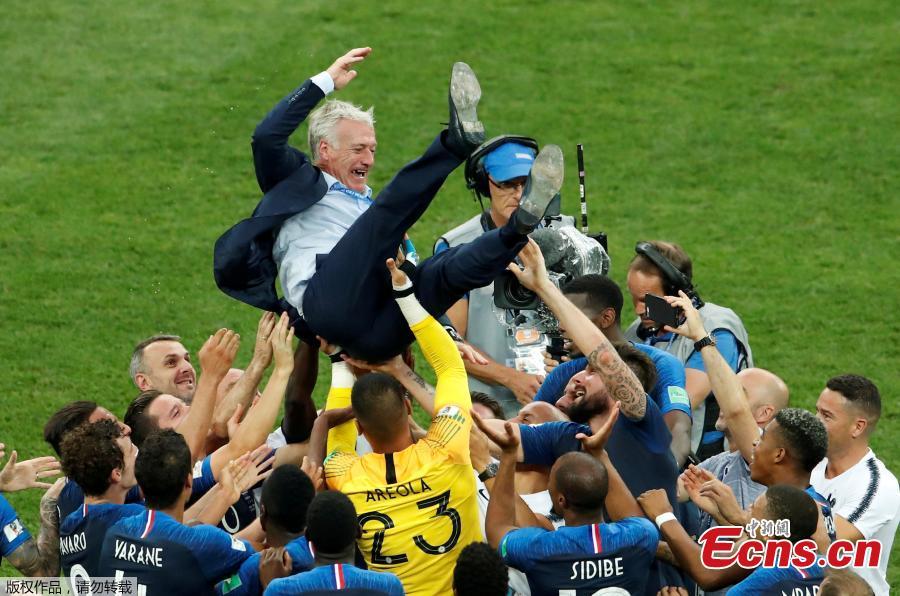 France players celebrate winning the World Cup with coach Didier Deschamps at Luzhniki Stadium in Moscow, Russia, July 15, 2018. (Photo/Agencies)