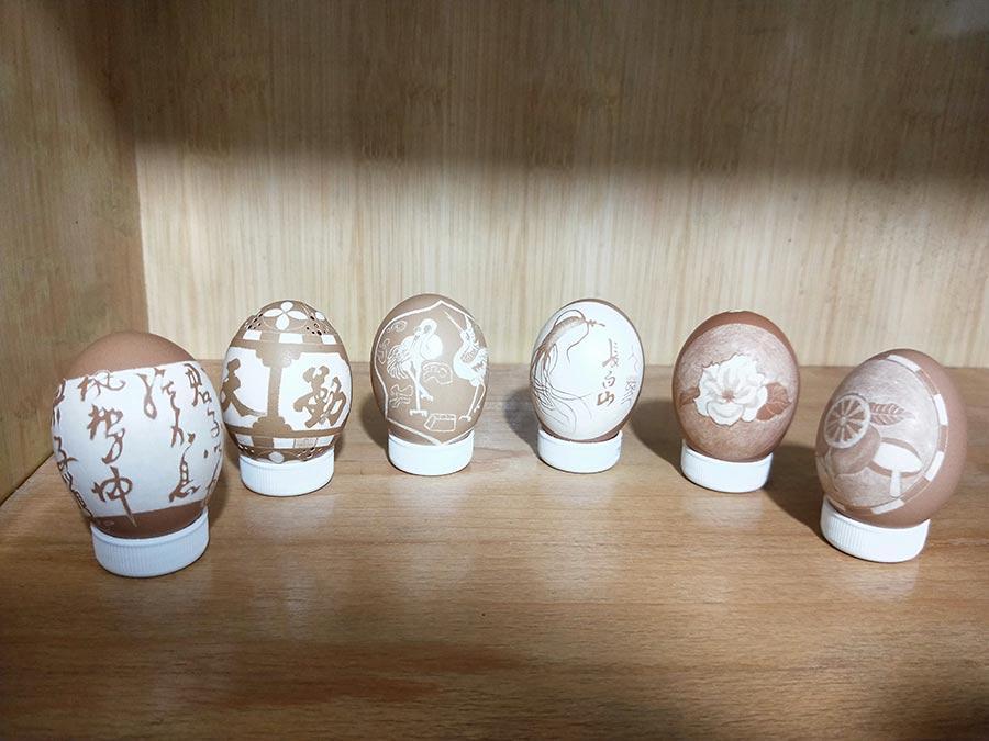 Egg carvings by Tai Xinchu. (Photo by Yao Daojun/for chinadaily.com.cn)
Take a look at these delicate egg shell carvings!
They are made by Tai Xinchu, a villager from Mingyue town of Antu county in Northeast China\'s Jilin Province.
Attracted by pictures of egg carvings on the internet, he fell in love with the art and began to study it in 2010.
After three years of hard work and practice with numerous eggs, he could create exquisitely beautiful sculptures.