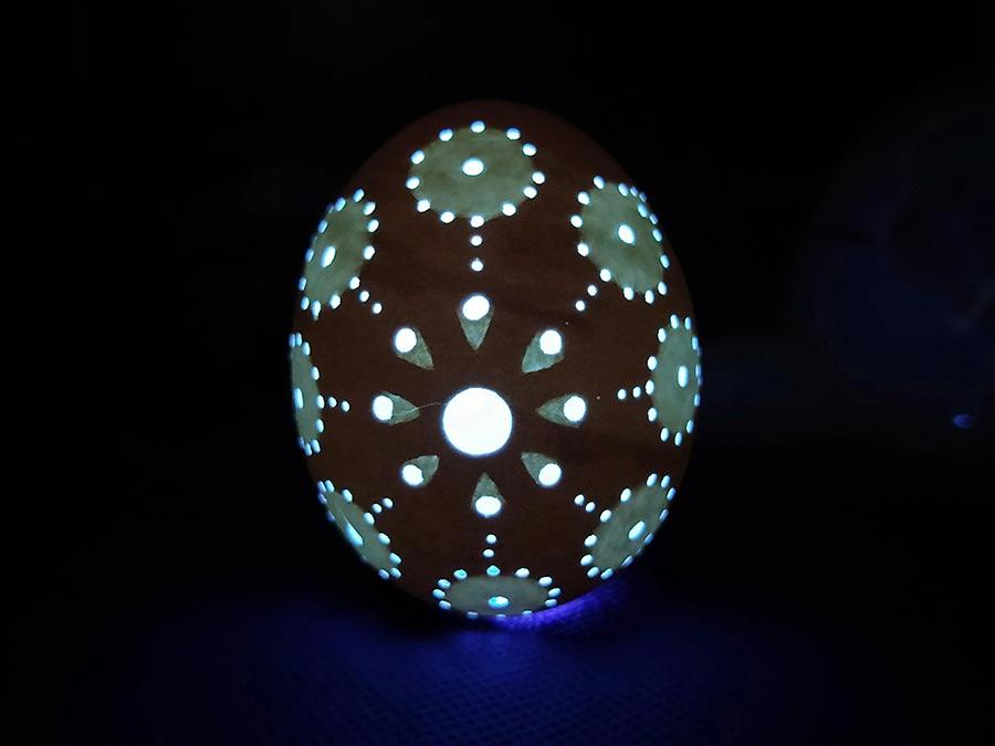 An egg carving made by Tai Xinchu, a villager from Mingyue town of Antu county in Northeast China\'s Jilin Province. (Photo by Yao Daojun/for chinadaily.com.cn)
