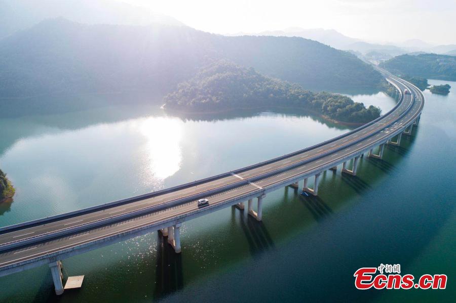 An aerial view of an expressway over a lake in Lushan Xihai, a scenic spot in East China’s Jiangxi Province, July 17, 2018. Lushan Xihai is known for the beautiful scenery and natural environment, including 1,667 islands and a water area of 308 square kilometers. (Photo: China News Service/Fu Jianbin)