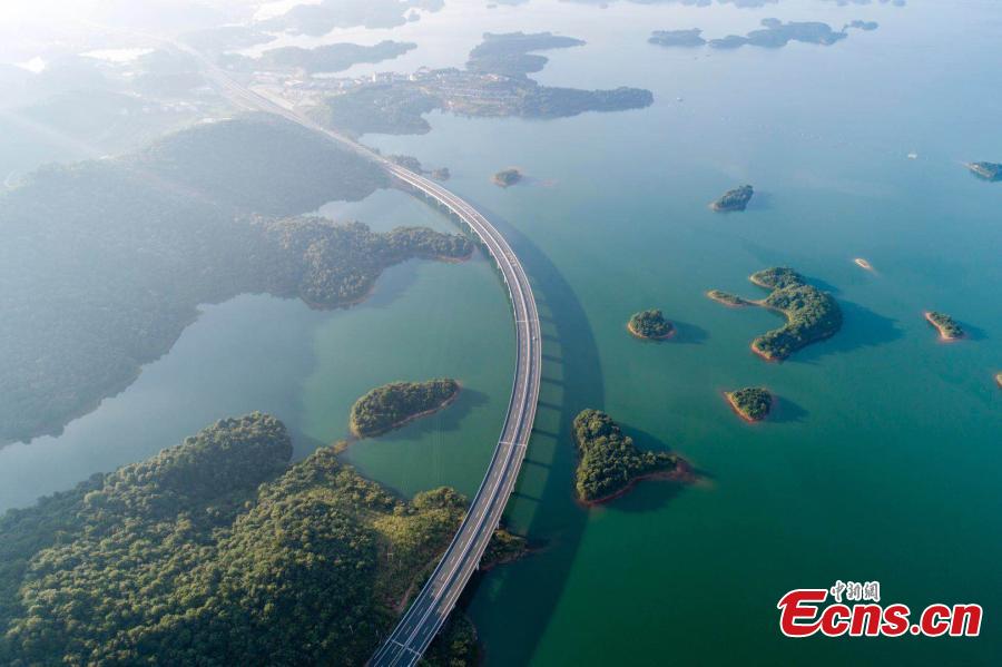 An aerial view of an expressway over a lake in Lushan Xihai, a scenic spot in East China’s Jiangxi Province, July 17, 2018. Lushan Xihai is known for the beautiful scenery and natural environment, including 1,667 islands and a water area of 308 square kilometers. (Photo: China News Service/Fu Jianbin)