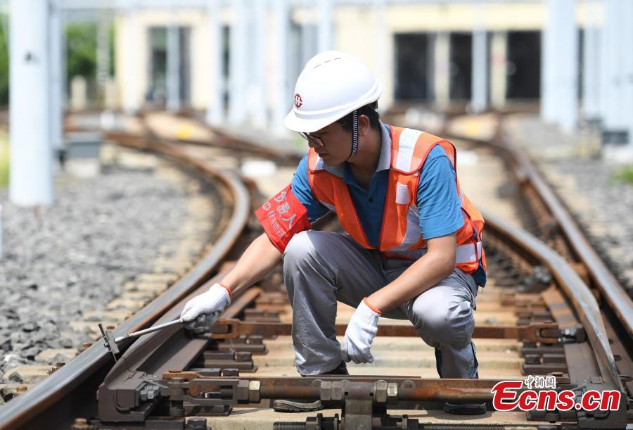 A signal inspection technician works on a railway track as temperatures reach a high of 36 degrees centigrade in Hangzhou City, East China’s Zhejiang Province, July 16, 2018. (Photo: China News Service/Wang Gang)