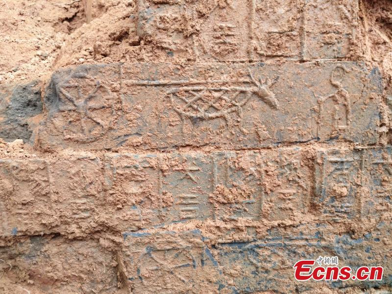 A tomb of the Han Dynasty (206 BC ? 220 AD) found in a village in Xunwu County, East China’s Jiangxi Province. Ceramic relics and textured bricks were found in the tomb that measured 180 centimeters in width and 370 centimeters in length. Preliminary investigations showed the tomb was robbed during the Ming and Qing dynasties. (Photo: China News Service/Huang Shaobin)