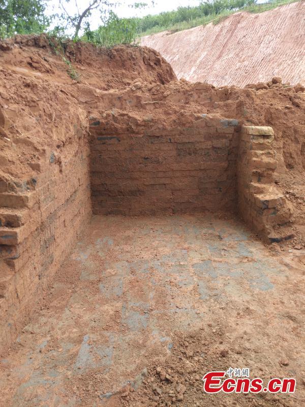 A tomb of the Han Dynasty (206 BC ? 220 AD) found in a village in Xunwu County, East China’s Jiangxi Province. Ceramic relics and textured bricks were found in the tomb that measured 180 centimeters in width and 370 centimeters in length. Preliminary investigations showed the tomb was robbed during the Ming and Qing dynasties. (Photo: China News Service/Huang Shaobin)