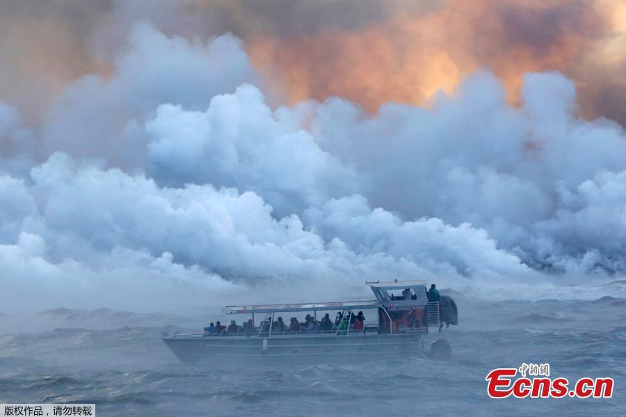 File photo: People watch from a tour boat as lava flows into the Pacific Ocean in the Kapoho area, east of Pahoa, during ongoing eruptions of the Kilauea Volcano in Hawaii, U.S., June 4, 2018.  (Photo/Agencies)