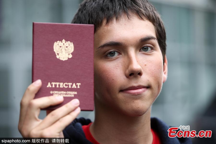 Ruslan Salimgareyev, a graduate of Moscow\'s School 179, who has scored all 400 points possible on the Unified State Exam (EGE), 100 points on each exam he was taking: Russian Language, Maths, Biology and Chemistry. (Photo/VCG)