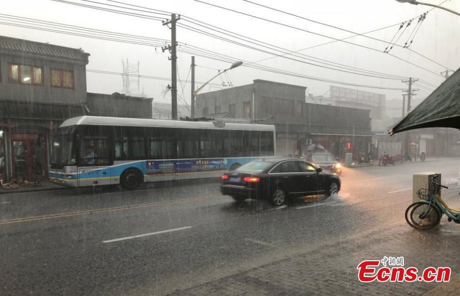 Vehicles drive during a downpour in Xicheng district of Beijing, on July 17, 2018. Areas of Beijing saw flooding after several days of rain. (Photo: China News Service/ Zhang Kaixin)