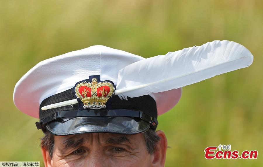 Details are seen of the uniform of David Barber, the Queen\'s Swan Marker, as officials record and examine cygnets and swans during the annual census of the Queen\'s swans, known as \'Swan Upping\', along the River Thames near Chertsey, Britain, July 16, 2018. (Photo/Agencies)