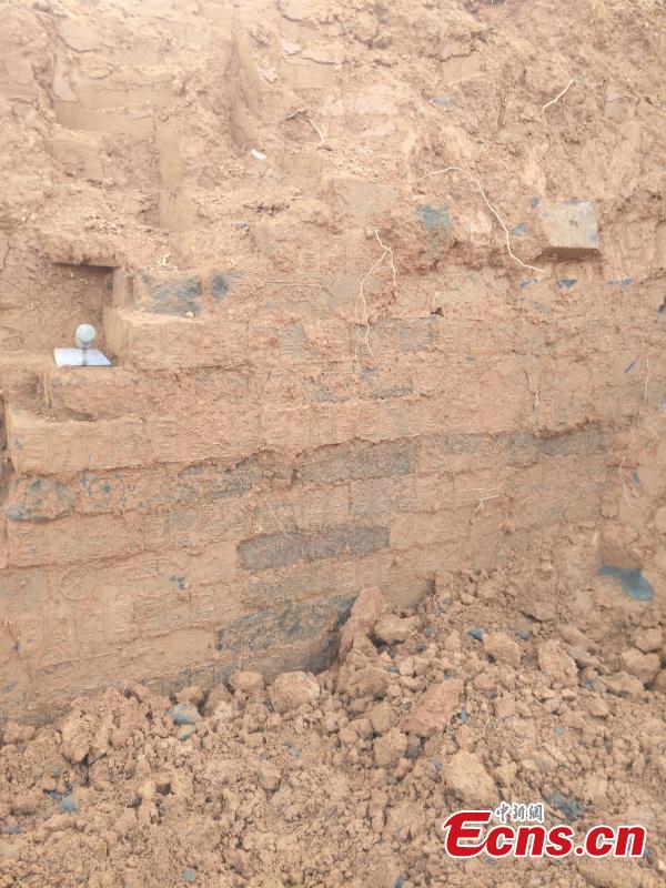 A tomb of the Han Dynasty (206 BC ? 220 AD) found in a village in Xunwu County, East China’s Jiangxi Province. Ceramic relics and textured bricks were found in the tomb that measured 180 centimeters in width and 370 centimeters in length. Preliminary investigations showed the tomb was robbed during the Ming and Qing dynasties. (Photo: China News Service/Huang Shaobin)