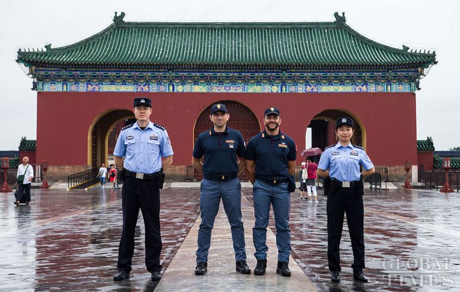 Italian police joined local officers in joint patrols of Beijing\'s Temple of Heaven on July 17. A total of eight Italian officers will join police in Beijing, Shanghai, Hangzhou and Xi\'an on patrols of tourist spots from July 16 to July 29. Italian officers were first invited to the joint patrol in Beijing and Shanghai in April last year. (Photos: Li Hao/GT)