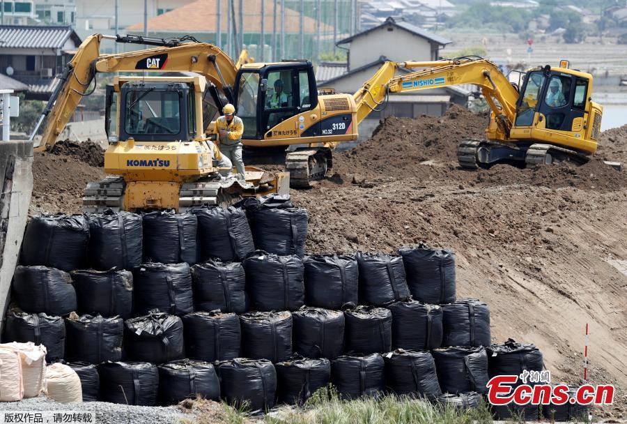 Workers conduct repair work on the destroyed embankment along Odagawa river in Mabi town in Kurashiki, Okayama Prefecture, Japan, July 13, 2018. (Photo/Agencies)