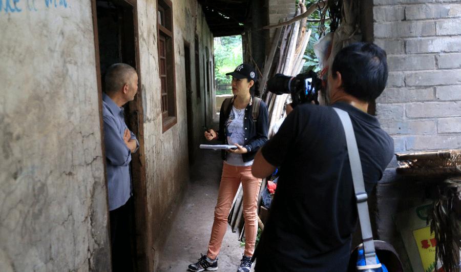 Volunteers from Chongqing interview residents in old houses for a cultural heritage protection project. (Photo provided to China Daily)

Funds raised

He is a former director of the State Administration of Cultural Heritage. After retiring from this government position and taking the new role of leading the foundation, he has been trying to seek more flexibility in encouraging wider public participation in the commercial use of historical relics.

His foundation has strived to save old houses in the countryside by raising funds from local communities and social organizations.

Li Xiaojie has called for more registered cultural heritage to be open to the public.

\