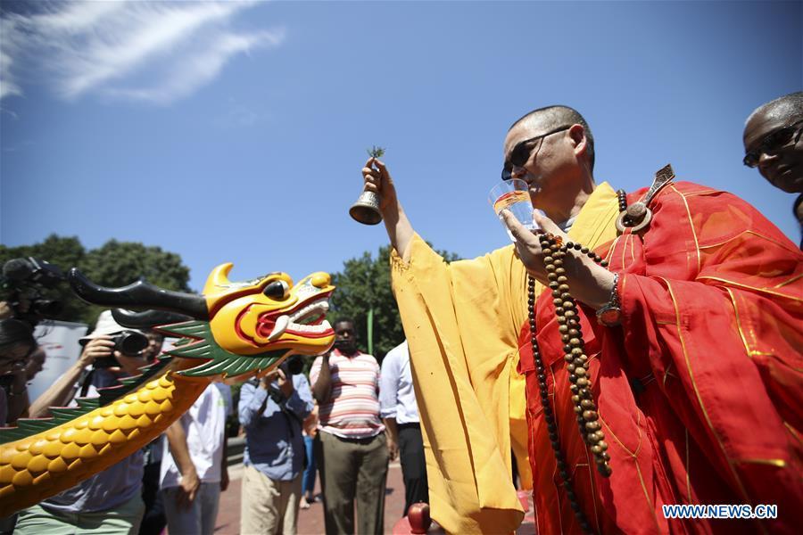 A monk gives blessings during a traditional dragon boat awakening ceremony for the 28th annual Hong Kong Dragon Boat Festival in New York, the United States, on July 18, 2018. The ceremony marked the start of the training period for over 200 teams competing in this year\'s dragon boat races on Aug. 11 and Aug. 12 in New York. (Xinhua/Wang Ying)