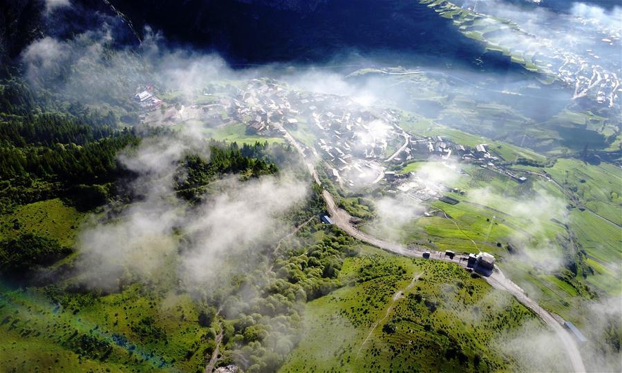 Photo taken on June 21, 2017 shows the scenery in Gannan Tibetan Autonomous Prefecture, northwest China\'s Gansu Province. (Xinhua/Chen Bin)