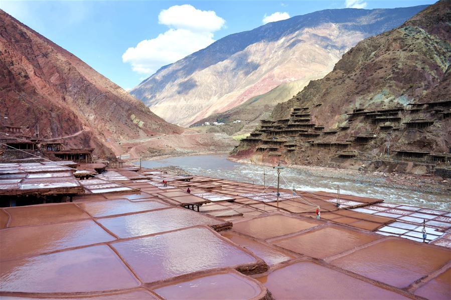 Photo taken on March 11, 2018 shows salt fields in Mangkam County of Qamdo City, southwest China\'s Tibet Autonomous Region. (Xinhua/Jigme Dorje)