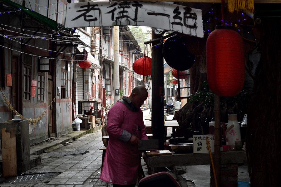 The protection of old streets in Chongqing is the focus of volunteers in the city. (XUN CHANG/FOR CHINA DAILY)
Li Xiaojie, director of the China Foundation for Cultural Heritage Conservation and the first president of the alliance－which is held in rotation－said the aim is to build a network for nongovernmental efforts to enable a better exchange of experience.

It would be wrong to deny access to some ancient architecture, Li Xiaojie said. Protection and use are never conflicting. The final goal is for the value of heritage to be shared by future generations.

\