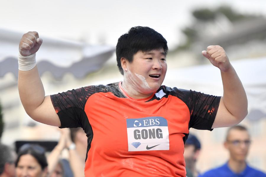 Gong Lijiao celebrates her victory in the women\'s shot put at the IAAF Diamond League Monaco meeting on July 19, 2018. (Photo/Xinhua)
Gong ranked second at Diamond League standings with 16 points, two shy of American Raven Saunders who finished second with 19.67m in Monaco.
German Christina Schwanitz, world champion in 2015, was placed third at 19.51m. Valerie Adams of New Zealand, double Olympic champion and four-time world champion, has signaled a comeback into the event after giving birth last October, sitting fourth with a season-best 19.31m.