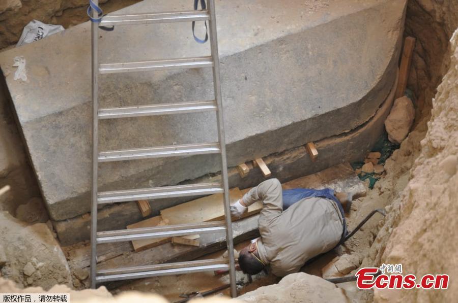 Mostafa Wazir, Secretary General of the Supreme Council of Antiquities, inspects the site of the newly discovered giant black sarcophagus in Sidi Gaber district of Alexandria, Egypt July 19, 2018 in this handout picture courtesy of the Ministry of Antiquities.(Photo/Agencies)