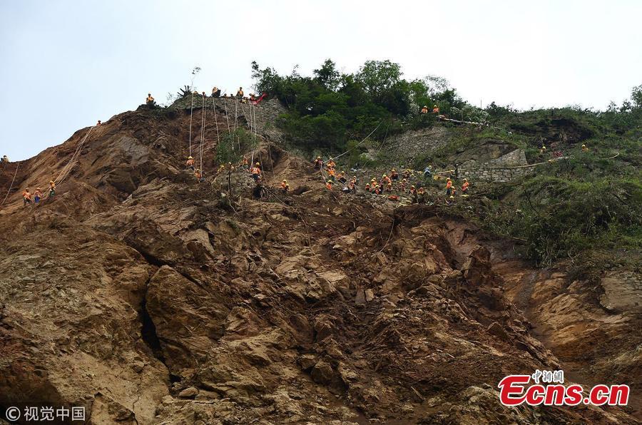 Rescuers clean up a landslide that affected the Baoji-Chengdu Railway after heavy rain in Lueyang County, Northwest China’s Gansu Province, July 18, 2018. More than 1,000 people have worked 24 hours to clean up the landslide and resume operations as soon as possible. (Photo/VCG)