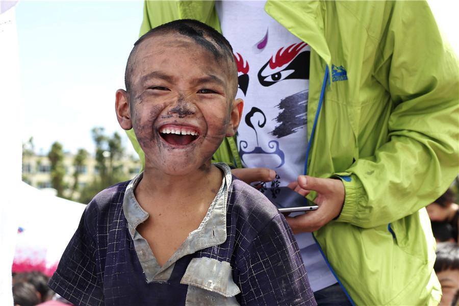 People celebrate black face festival in Qiubei county, Yunnan Province. (Photo/chinadaily.com.cn)

A black face festival kicked off in Qiubei county, Yunnan Province, on Wednesday. It\'s a traditional festival for Yi ethnic minority during which people spread soot from the bottom of the pot on their faces to drive away ghosts and disasters. It has a history of more than 1,000 years.
