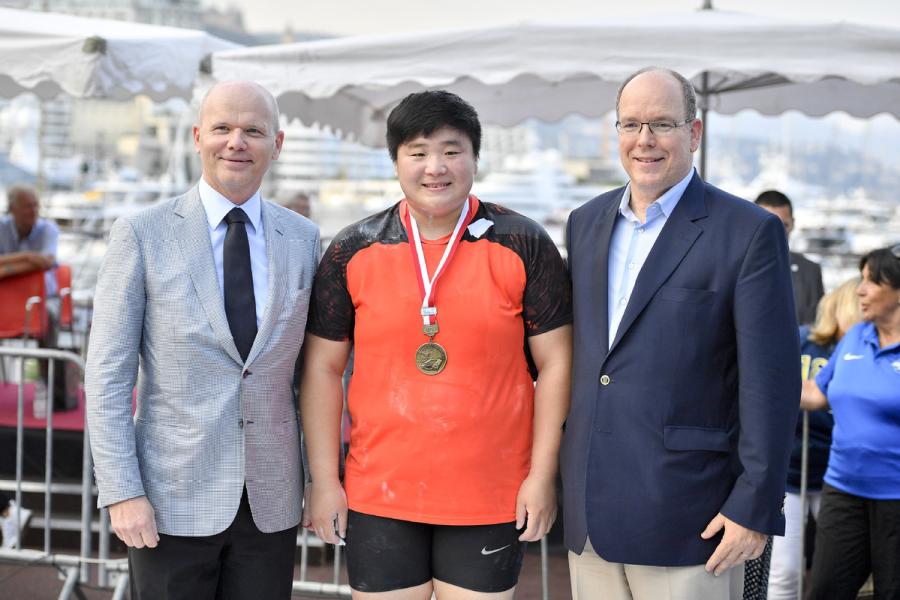 Gong Lijiao and Prince Albert II of Monaco (right) pose for a photo after the IAAF Diamond League Monaco meeting on July 19, 2018. (Photo/Xinhua)
In men\'s part, Crouser shrugged off injury in last month\'s U.S. Championships to win the title with a fourth round of 22.05m.
Fellow American Darrell Hill and Brazil\'s Darlan Romani finished second and third respectively.
Other events of the Monaco meeting will be held on Friday.