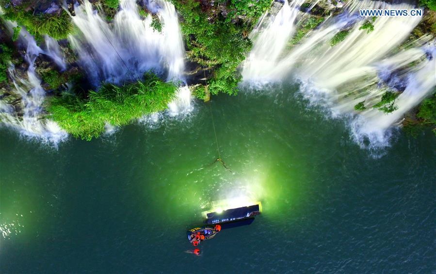 People cool off at waterfalls of Panlong Mountain in Liuzhou City, south China\'s Guangxi Zhuang Autonomous Region, July 18, 2018. (Xinhua/Li Hanchi)